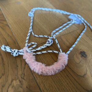 Touwhalster met roze bont